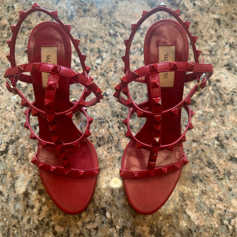 VALENTINO ROCKSTUD METALLIC CALFSKIN LEATHER ANKLE STRAP SANDAL 100 MM